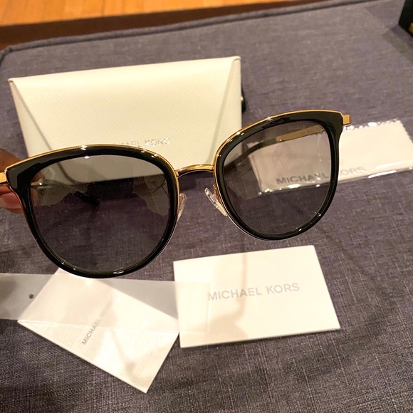 Unnecessary pair of women’s sunglasses - Picture 3 of 8